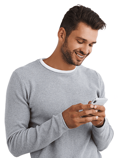 Um homem sorrindo para o celular